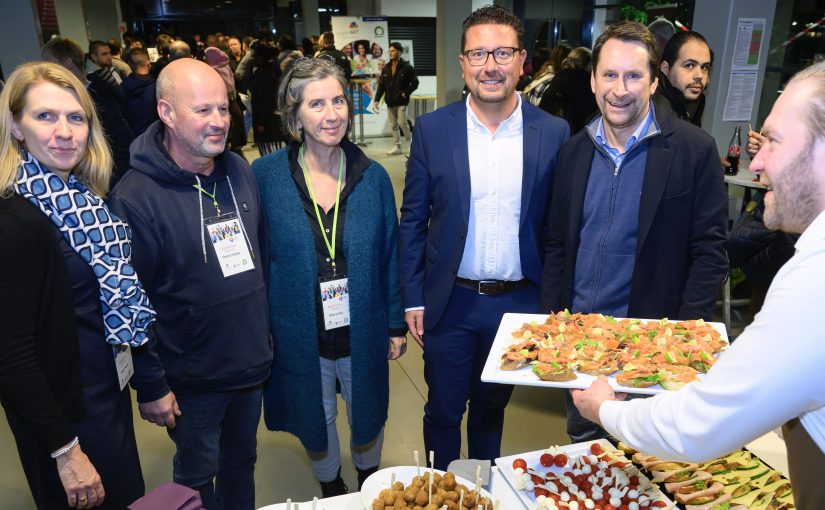 Nadine Nuxoll, Bereichsleiterin Kommunale Arbeitsvermittlung MaßArbeit (v.li.), Thomas Heidker (ArbeitgeberService MaßArbeit), Stefanie Gelli (Migrationszentrum MaßArbeit), MaßArbeit-Vorstand Lars Hellmers und Samtgemeindebürgermeister Michael Bürgel freuten sich über das große Interesse der Betriebe. Auch Arbeitgeber aus der Gastronomie stellten sich in der Artland Arena vor (Foto: MaßArbeit / Hermann Pentermann)