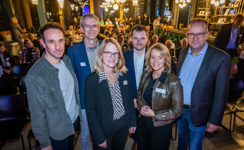 Sicherheit in Bielefeld stand im Mittelpunkt der Gespräche von Moderator Timo Fratz, Ordnungsamtsleiter Maik Maschmeier, Polizeipräsidentin Dr. Sandra Müller-Steinhauer, Jan-Gert Hein, Geschäftsführer Drogenberatung e. V., Verkehrsvereinsvorsitzende Ursula Pasch und Martin Knabenreich, Geschäftsführer des Verkehrsvereins (v. l.). (Foto: Bielefeld Marketing | Sarah Jonek)