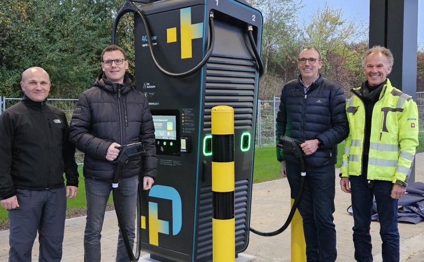 Sorgen für schnelles und bequemes Laden an unbewirtschafteten Rastplätzen an Autobahnen: Hans Hübert, Andreas Stoller, Mike Süggeler und Michael Rüngeler von Westfalen Weser Ladeservice (v. l.). (Foto: WestfalenWeser)