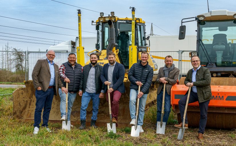 Spatenstich für den neuen Wittich-Standort. Zusammen mit Inhaber und Ge-schäftsführer Matthias Wittich (Zweiter von rechts) freuen sich Von links: Thors-ten Rahn, Geschäftsführer Wittich GmbH, Sebastian Jock, Verkaufsleiter Nord der Wittich GmbH, Georg Gapoyan, Bau- und Projektleiter Goldbeck, Marc Schu-mann, Goldbeck, Sebastian Beckemeyer, Außendienstverkäufer Wittich Petersha-gen und Sebastian Ernst, Rusche & Ernst Architekten, auf den neuen Standort. (Foto: Fritz Wittich GmbH)