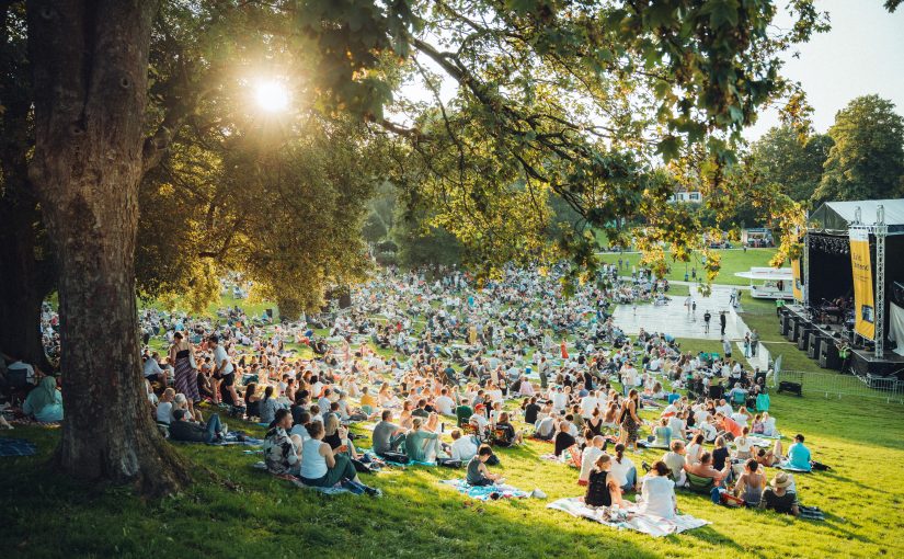 Bei den beiden Konzerten von den Bielefelder Philharmonikern und von dem WDR Funkhausorchester ist es möglich, die Atmosphäre im Grünen mit einem mitgebrachten Picknick auf Decken zu genießen (Foto: Bielefeld Marketing | Tim Fröhlich)