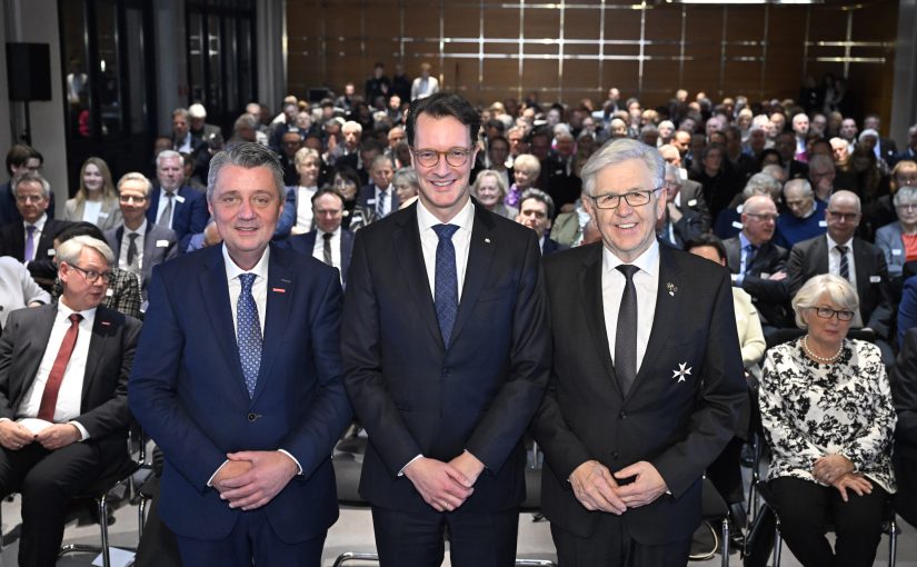 Würdigung von Ehrenpräsident Hans Hund (r.) und Glückwünsche für Präsident Jürgen Kroos (l.) von NRW-Ministerpräsident Hendrik Wüst (M.) bei der Handwerkskammer Münster (Foto: © Andreas Buck/HWK Münster)