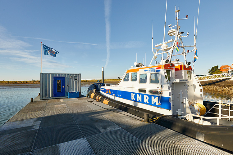 Der neue Trocknungscontainer steht direkt am Anleger der KNRM-Rettungsstation Terschelling-West und sorgt für noch schnellere Einsatzbereitschaft der Crews (Foto: ELA Container)