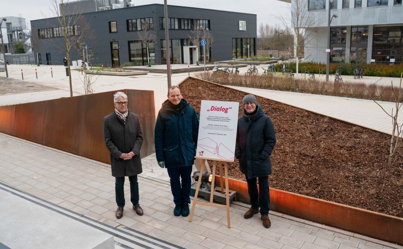 v.l. Wolfgang Feldmann, Niederlassungsleiter Bau- und Liegenschaftsbetrieb NRW (BLB NRW), Professor Dr. Jürgen Krahl, Präsident der Technischen Hochschule Ostwestfalen-Lippe (TH OWL) und Professor Ernst Thevis (Künstler, Bildhauer und Professor an der TH OWL) haben das Kunstwerk "Dialog" eingeweiht. (Foto: TH OWL)