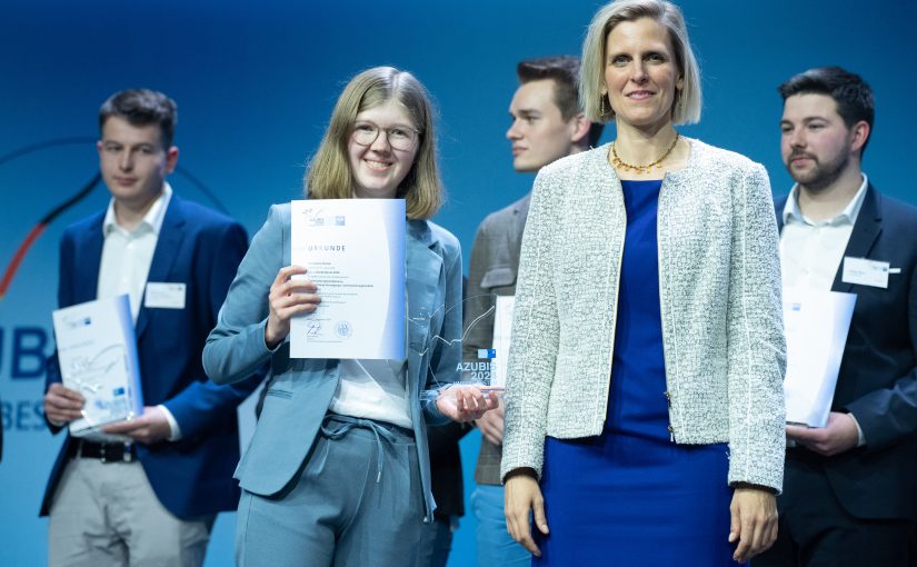 Pia Rissiek vom Bau- und Dienstleistungsunternehmen Goldbeck gehört zu den besten Azubis in Deutschland. Swaantje Creusen (rechts), Vorsitzende des DIHK-Bildungsausschusses, hat sie bei der Nationalen Bestenehrung in Berlin ausgezeichnet. (Foto: DIHK / Schicke / Plambeck)