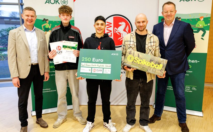 Erfolgreich beim landesweiten Laufabzeichenwettbewerb für den Kreis Lippe: Die August-Hermann-Francke-Hauptschule aus Detmold wurde im SportCentrum Kaiserau in Kamen ausgezeichnet: (von links) Frank Simolka (Unternehmensbereichsleiter Kunde & Markt der AOK NordWest), John Andre Fast, Sascha Fingberg, Lehrer Stefan Pauls und Wilfried Busch (Geschäftsführer FLVW). (Foto: Holger Jacoby (FLVW)/hfr.)