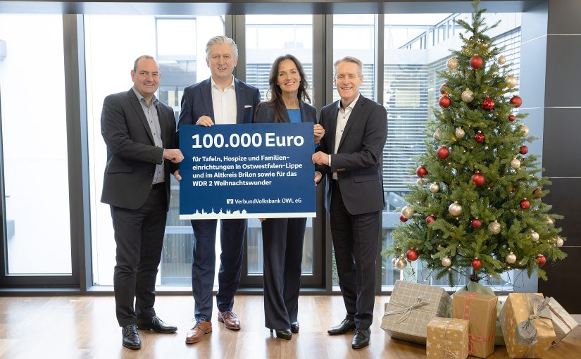 Dem Vorstand der VerbundVolksbank OWL, (v . l.) Thorsten Wolff, Ansgar Käter, Ina Kreimer und Frank Sievert, ist die vorweihnacht-liche Spendenaktion als Zeichen der Solidarität und der Wertschät-zung des Ehrenamts ein besonderes Anliegen (Foto: VerbundVolksbank OWL eG)