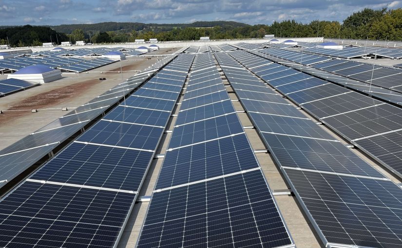 Die PV-Anlage auf dem eigenen Dach versorgt das Distributionszentrum der AGRAVIS in Nottuln mit Energie. (Foto: AGRAVIS)