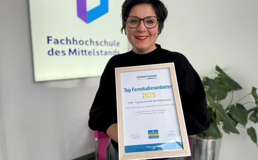 Melanie Heger, Leitung Marketing und Studienberatung, freut sich über die Auszeichnung. (Foto: Fachhochschule des Mittelstands)