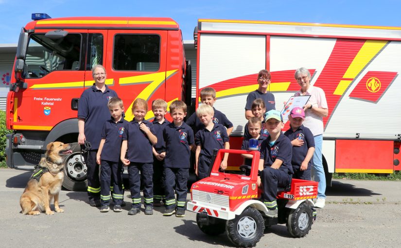 Hettich-Kollegin Ursula Kreitschmann aus Kalletal engagiert sich für die Kinderfeuerwehr der Löschgruppe Erder. Sie unterstützt unter anderem bei der Brandschutzerziehung der Kinder. Das Fördergeld von Hettich wird für Ausstattungen von Bewegungsspielen verwendet. (Foto: Hettich)