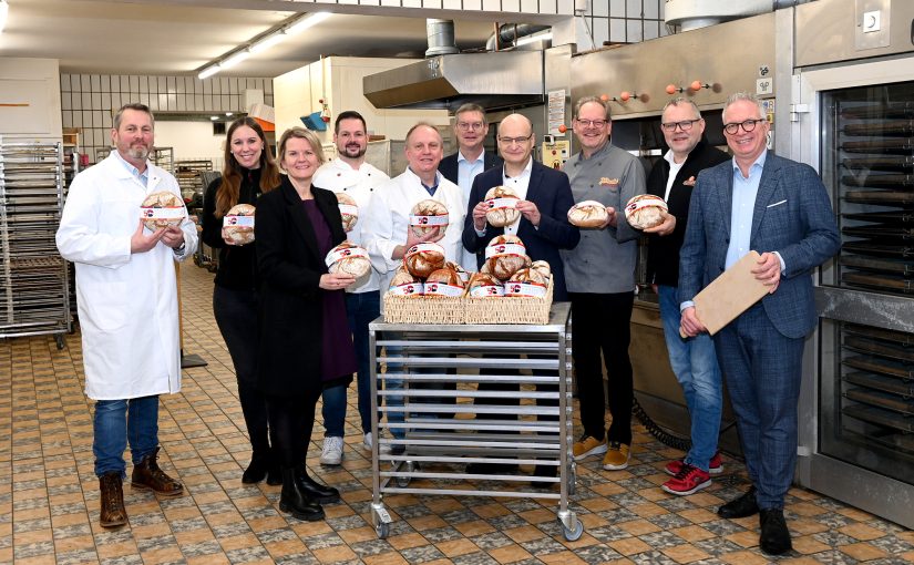 (v.l.n.r.): Dirk Hövel (Bäckerei Triffterer), Sarah Ahlke (Bäckerei Werning), Kirsten Weßling (Kulturamt Steinfurt), Pascal Klinker (Bäckerei Blömker), Obermeister Klaus Schröer (Bäckerei Schröer), Alfred Engeler (Kreishandwerkerschaft Steinfurt Warendorf), Landrat Dr. Martin Sommer, Berthold Probst (stellv. Obermeister, Bäckerei Probst), Matthias Elshoff (Bäckerei Elshoff), Frank Tischner (KH-Hauptgeschäftsführer) (Foto: Kreis Steinfurt)