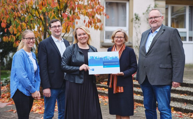 Tauschten sich über den Handelsstandort Melle aus: Leonie Schürmann (Citymanagerin Stadt Melle), Florian Wessling (Wirtschaftsförderung Stadt Melle), Jutta Dettmann (Bürgermeisterin), Anke Schweda und Gerhard Dallmöller (beide IHK). (Foto: IHK/Moritz Münch)