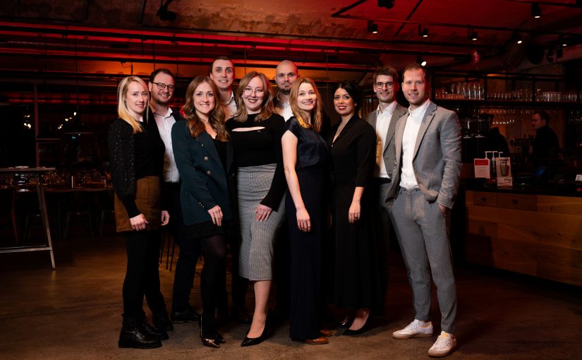 Vorstand der Wirtschaftsjunioren Osnabrück 2025 (v. l. n. r.): Jennifer Otto, Malte Bittner, Janna Böhme, Jonas Imwalle, Victoria Reker, Marcel Möllenhoff, Susann Mädler, Irene Gotas, Hendrik Kaufmann, Christian Streuter (Foto: Drehteam GmbH)