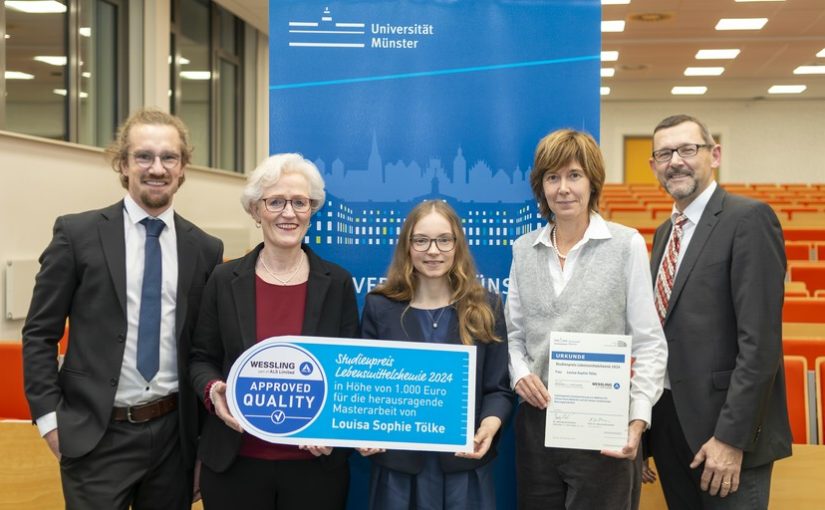 v.l. Dr. Henning Kuchenbuch und Claudia Urmetzer von WESSLING, part of ALS Limited, überreichen Louisa Sophie Tölke den Studienpreis für Lebensmittelchemie 2024. Auch Prof. Dr. Melanie Esselen und Prof. Dr. Hans-Ulrich Humpf von der Universität Münster ließen es sich nicht nehmen, herzlich zu gratulieren. (Foto: Universität Münster - Peter Dziemba)