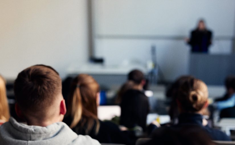 Mit dem Programm "QualifyING" qualifizieren drei NRW-Hochschulen zugewanderte Ingenieur:innen für den deutschen Arbeitsmarkt. (Foto: P.Pollmeier / HSBI)