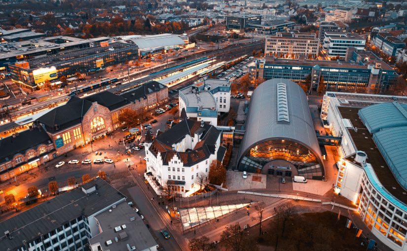 Die Stadthalle direkt am ICE-Bahnhof und die zentrale Lage zwischen Berlin, Hamburg und Düsseldorf machen Bielefeld als Kongress- und Event-Standort besonders attraktiv. (Foto: Bielefeld Marketing GmbH | T. Fröhlich)