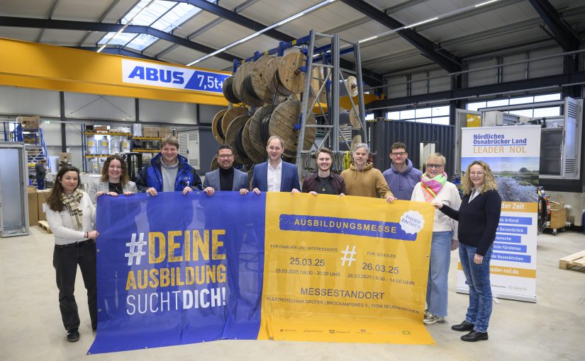 Die Vorbereitungen für die Messe #DeineAusbildungSuchtDich laufen auf Hochtouren. Daran beteiligt sind (von links nach rechts) Katja Bielefeld, Servicestelle Schule-Wirtschaft MaßAr-beit, Karin Lichtner, Büromanagement Elektrotechnik Grüter, Marco Grüter, Geschäftsführung Elektrotechnik Grüter, Lars Hellmers, Vorstand MaßArbeit, Christoph Trame, Bürgermeister der Samtgemeinde Neuenkirchen, Nils Schnieders, Regional-management LEADER-Region Nördliches Osnabrücker Land, Thomas Heppner, und Sascha Schulte, Goode-Weg-Schule Neuenkirchen, Claudia Feltmann, Samtgemeinde Neuenkir-chen, und Vicky Teipen, ArbeitgeberService der MaßArbeit. (Foto: MaßArbeit / Hermann Pentermann)