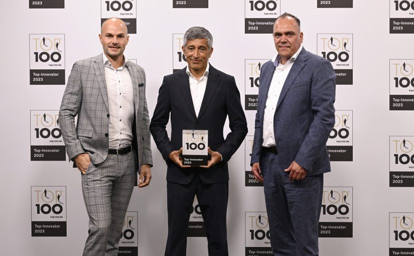 Ingo Schlutter (li.) und Horst Rose (re.) von DENIOS bekommen den TOP 100-Award von Ranga Yogeshwar – hier bei der letzten Preisverleihung vor zwei Jahren (Foto: Denios)