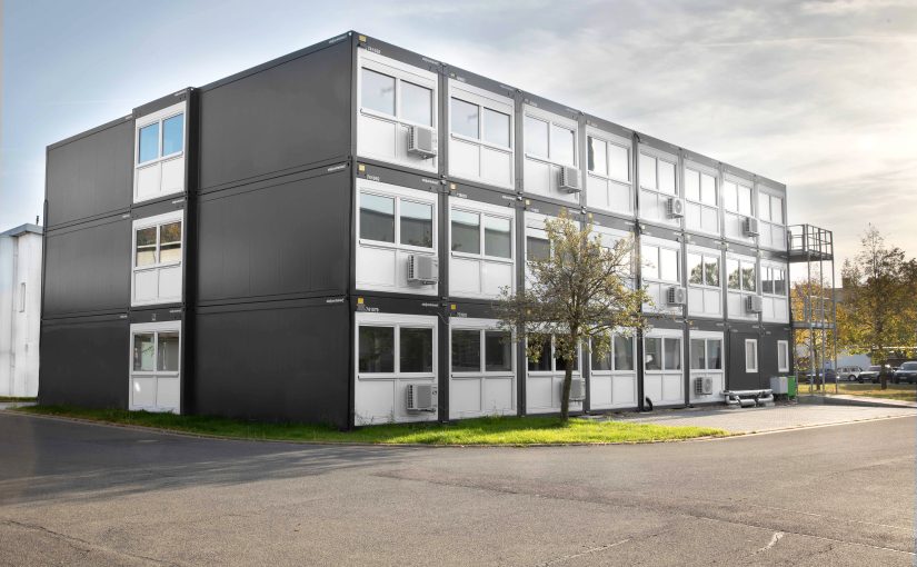 Das dreistöckige temporäre Bürogebäude von Wieland in Bamberg wurde auf Kundenwunsch in Anthrazitgrau ausgeführt. (Foto: ELA Container)