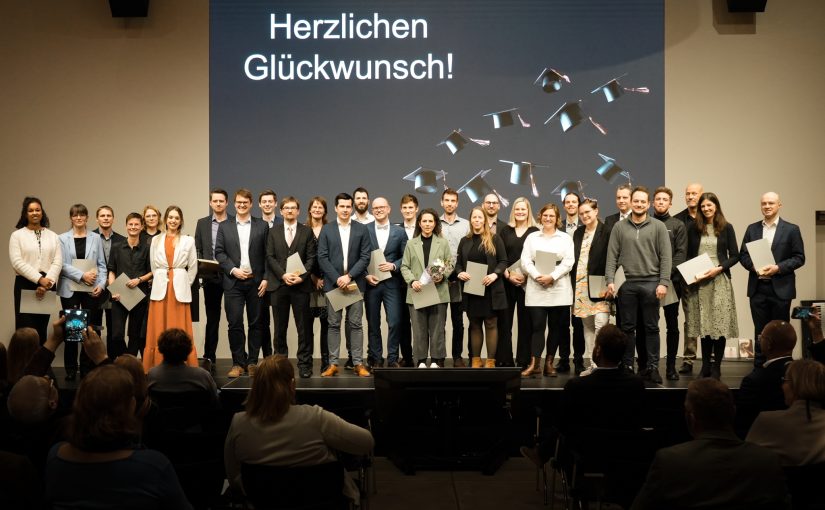 Unter dem Motto „Mit dem Doktor durchstarten!“ fand die erste hochschulweite Promotionsfeier an der Hochschule Osnabrück statt. 30 Promovierte wurden für den erfolgreichen Abschluss ihrer Promotion geehrt. (Foto: Hochschule Osnabrück)