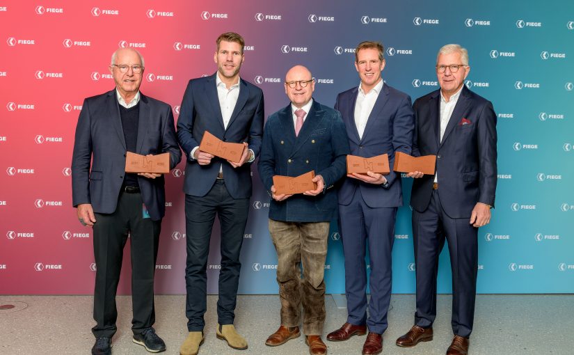 Feierliche Einweihung des neuen Fiege-Bürogebäudes am Münsteraner Hafen (v.l.n.r.): Heinz Fiege, Felix Fiege, Markus Lewe, Jens Fiege und Dr. Hugo Fiege. (Foto: Fiege)