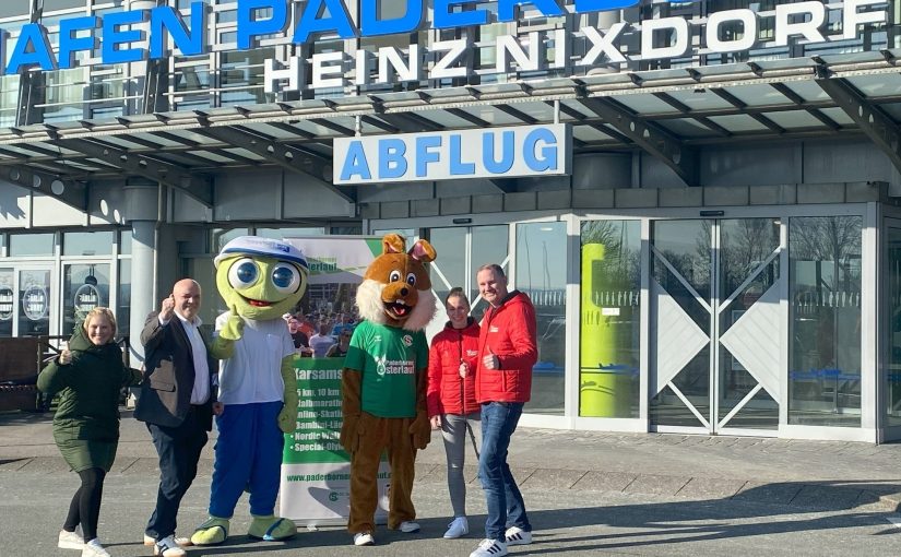 Partner beim Paderborner Osterlauf 2025 (von links): Luisa Peitz (Marketing, Flughafen Paderborn/Lippstadt), Roland Hüser (Geschäftsführer, Flughafen Paderborn/Lippstadt) und Maskottchen Homie freuen sich gemeinsam mit Osterlauf-Maskottchen Paola sowie Mareen Walbaum (Sportmanagerin, SC Grün-Weiß Paderborn) und Christian Stork (Organisationsleiter, Osterlauf) auf den 6. Paderborn/Lippstadt Airport 5 km Fit and Fun Lauf. (Foto: Flughafen Paderborn/Lippstadt)