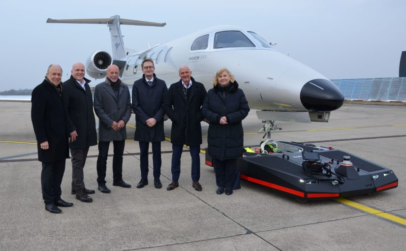 Wertvoller Austausch zum Projekt "AEM Speedport" am Flughafen Paderborn/Lippstadt (von links): Aufsichtsratsvorsitzender Landrat Christoph Rüther, Geschäftsführer Roland Hüser, Robert Heggemann (HEGGEMANN AG und Innovationsflughafen PAD), Staatssekretär Stefan Schnorr, Stefan Kracht (Gesamtprojektleiter AEM Speedport) und Gertrud Husch (Abteilungsleiterin BMDV). (Foto: Flughafen Paderborn/Lippstadt)