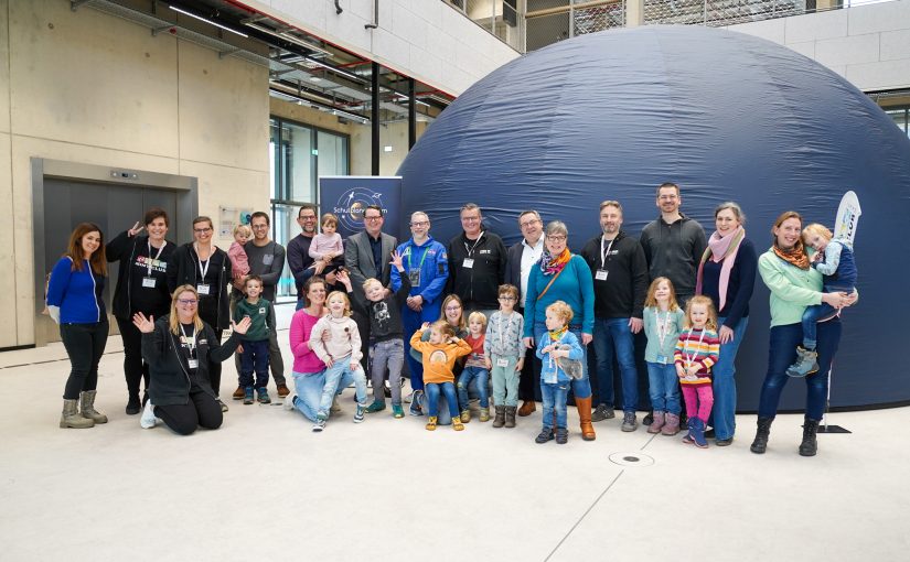 Vorfreude auf die erste Planetariums-Vorführung: Kitakinder, Eltern und Mitarbeitende des MINTmachCLUB.Lippe mit Landrat Dr. Axel Lehmann (6. v.r.) und Astrophysiker Tilo Hohenschläger (8. v.l.) vor dem mobilen Planetarium. Mit dabei: Marc Thiel (Geschäftsführung Lippe Bildung eG, 7. v.l.), Caroline Adolph (4. v.l.), Thomas Mahlmann (7. v.r.), Nadine Siekmeier (3. v.l.) Nadine Tober (2. v.l.), Oliver Hülsmann (4. v.r.), alle Lippe Bildung eG. (Foto: Lippe Bildung eG)