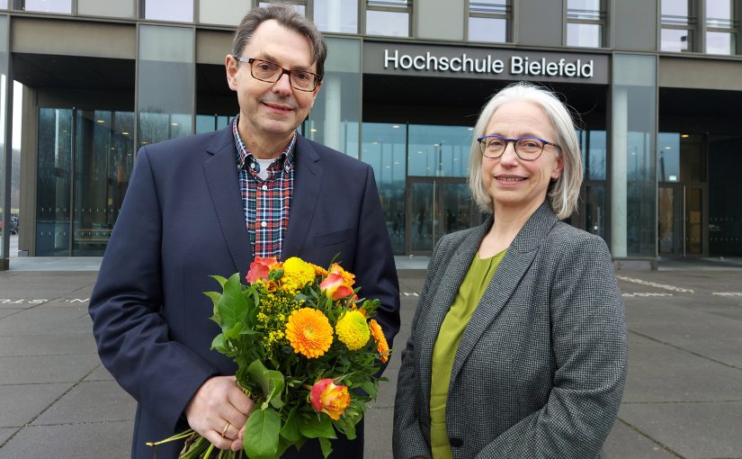 Prof. Dr. Markus Zimmermann (l.) übernimmt das Amt des Dekans von Prof. Dr. Michaela Brause (r.). (Foto: HSBI)