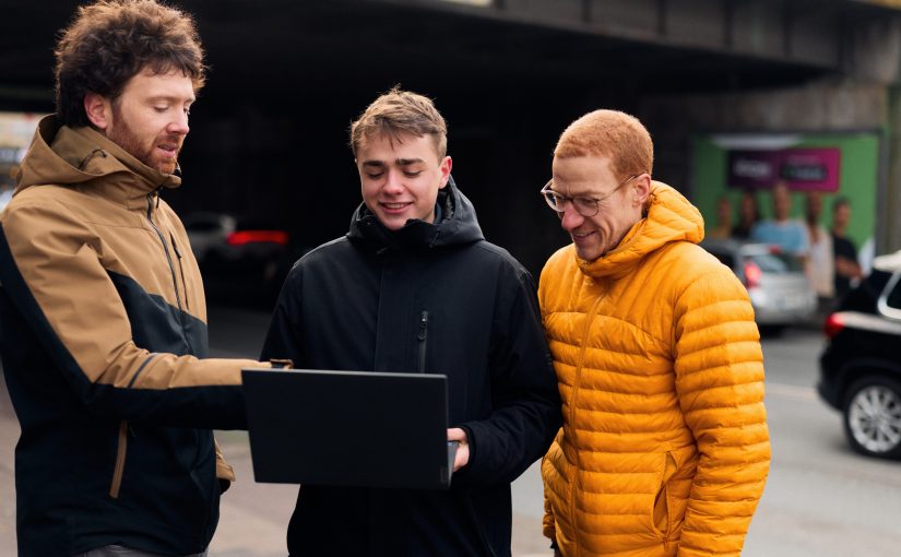 HSBI-Mathestudent Paul Eckert (m.) hat seine Bachelor-Arbeit bei der Paderborner Unternehmensberatung Optano geschrieben. Betreut wurde er von Prof. Dr. Jonas Ide (HSBI, li.) und Marc Johann (Optano, r.). (Foto: P. Pollmeier/HSBI)