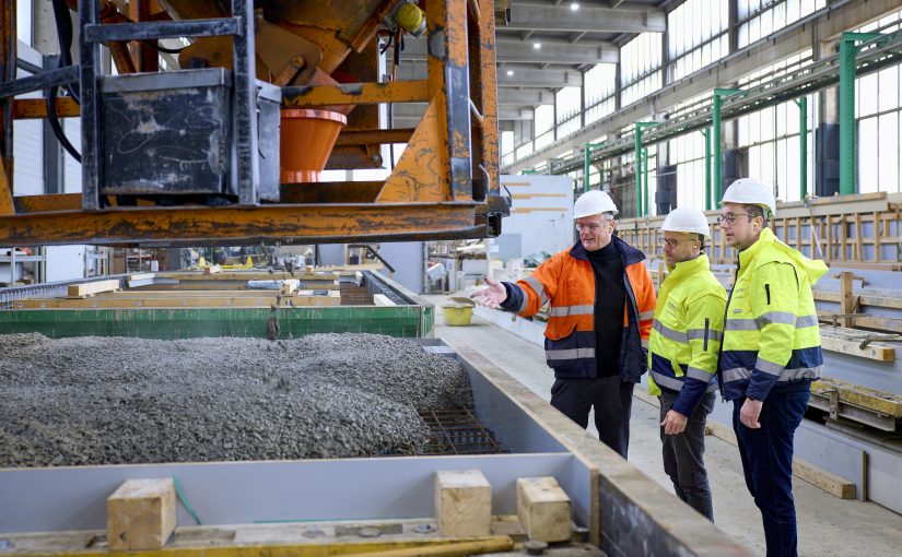 Kreislaufwirtschaft zum Anfassen: Hans-Jürgen Büscher (links), Geschäftsführer der Betonwerk Büscher GmbH & Co. KG in Heek, erklärt die Fertigung aus recyceltem Beton. Das Unternehmen ist ein Best-Practice-Beispiel im Projekt „Kreislaufwirtschaftsregion Münsterland“. (Foto: Münsterland e.V./Philipp Fölting)