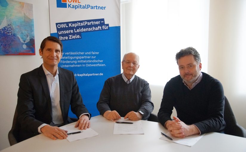 Neue Partnerschaft: (v.li.) Ingo Schneeweis (OWL KapitalPartner), Dr. Dieter Brechmann und Christian Brechmann (beide Guss-Ring). (Foto: Volksbank in Ostwestfalen eG )