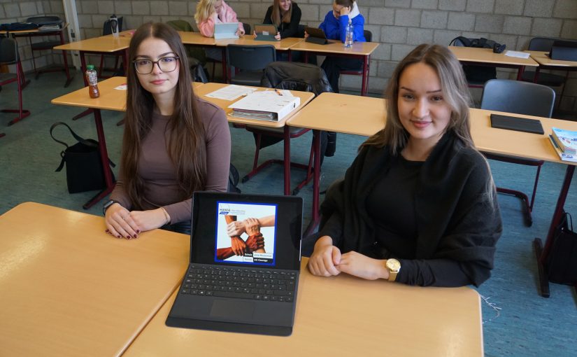 (von links nach rechts): Die Schülerinnen der Handelsschule Marina Sajan und Leonita Haradinaj bei der Durchführung des Aktionstages (Foto: HANSE-Berufskolleg)