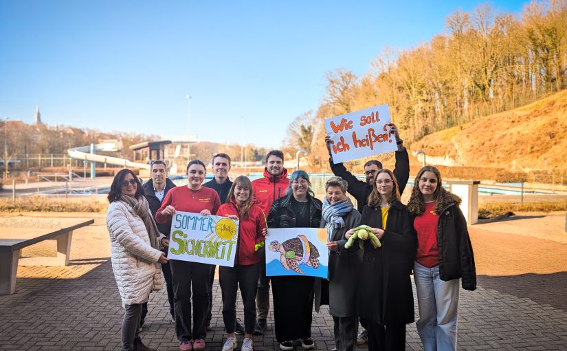 v. l.: Ulrike Kahler (Bürener Bündnis für Familie und Bildung), Bürgermeister Burkhard Schwuchow, Johanna Deneke (Jugendvorstand DLRG), Lasse Feldmann, Denise Gemsjäger und Niklas Vahle (alle DLRG) Lara Grewe, Anja Schwamborn und Jan Hoffmeister (alle Jugendpflege Büren), Antonia Suminski und Paula Wiegelmann (beide DLRG). (Foto: Stadt Büren)