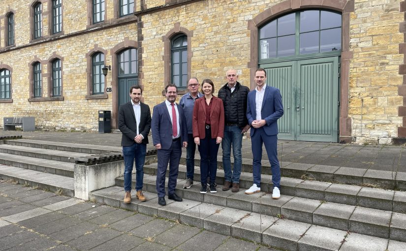 Jan Niklas Busch, Prof. Dr. Marcus Seifert (beide Logis.Net - Hochschule Osnabrück), Josef Högemann (LWS Lappwald-bahn Service GmbH), Anna Niehaus (pro Wirtschaft GT GmbH), Thomas Serries (WIGOS Wirtschaftsförderungsge-sellschaft Osnabrücker Land mbH), Christian Holterhues (Wirtschaftsförderungs- und Entwicklungsgesellschaft Stein-furt mbH (WESt)) /Foto: Lea Borgelt, Wissenschaftliche Assistenz Prof. Dr. Seifert LOGIS.NET - Hochschule Osnabrück)