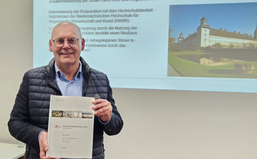 Bernd Klöver, CHE-Consult, präsentierte am Donnerstag, 13. Februar, die wichtigsten Ergebnisse, die das aus rheform – EntwicklungsManagement GmbH, CHE-Consult GmbH und Büro Bergmann GmbH bestehende Konsortium erarbeitet hatte. (Foto: TH OWL)