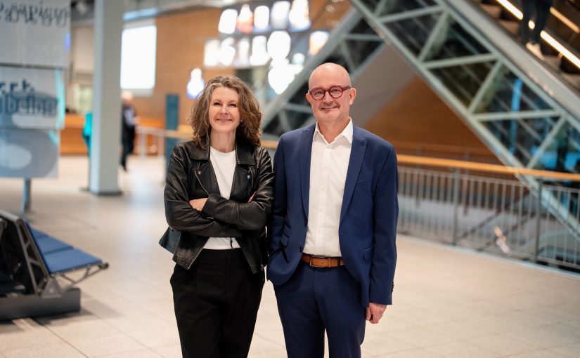 Gastrednerin Anna Kopp, IT Director und Niederlassungsleiterin von Microsoft Deutschland, und Andreas Speith, Geschäftsführer von Westfalen Weser, beim Westfalen Weser Forum 2025. (Foto: Westfalen Weser)