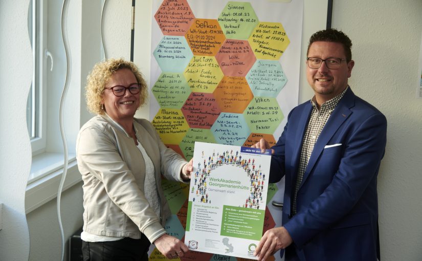 10 Jahre WerkAkademie der MaßArbeit: Vorstand Lars Hellmers und Jobcoach Roswitha Rahe in der WerkAkademie Georgsmarienhütte. (Foto: MaßArbeit / Uwe Lewandowski)