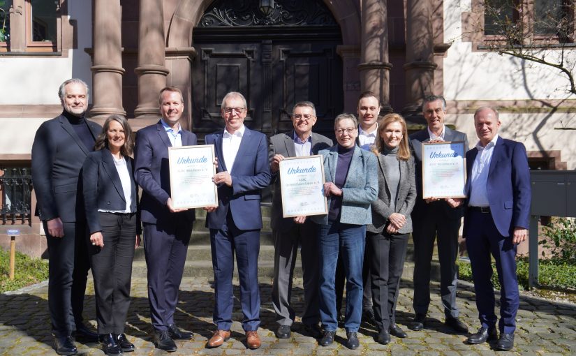 v.l.n.r. Ferry M. Franz, Geschäftsführer des ADAC Westfalen e. V., Heike Ellermann, Bereichsleiterin Touristik des ADAC Westfalen e. V., Stefan Ast, Geschäftsführer des Fördervereins NRW-Stiftung, Bernd Kurzweg, Vorstandsvorsitzender des ADAC Westfalen e. V., Martin Freidank, Geschäftsführer des ADAC Ostwestfalen-Lippe e. V., Marianne Thomann-Stahl, Stellvertretende Vorsitzende des Fördervereins NRW-Stiftung, Florian Lange, Teamleiter Touristik des ADAC Ostwestfalen-Lippe e. V., Jacqueline Grünewald, Geschäftsführerin des ADAC Nordrhein e. V., Thomas Hellemann, Vorstand Mitgliedsleistungen des ADAC Nordrhein e. V. sowie Michael Breuer, Vorsitzender des Fördervereins NRW-Stiftung. (Foto: NRW-Stiftung)