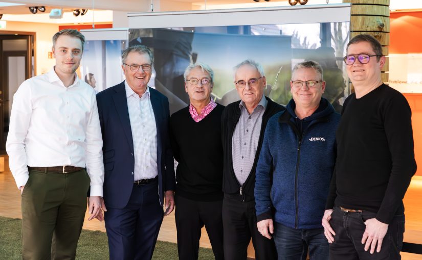 Strahlende Jubilare: Dominik und Helmut Dennig gratulieren ihren Mitarbeitern Oliver Tacke, Ralf Gaus, Michael Boldt und Oliver Hagemann (v.l.n.r.) (Foto: DENIOS)