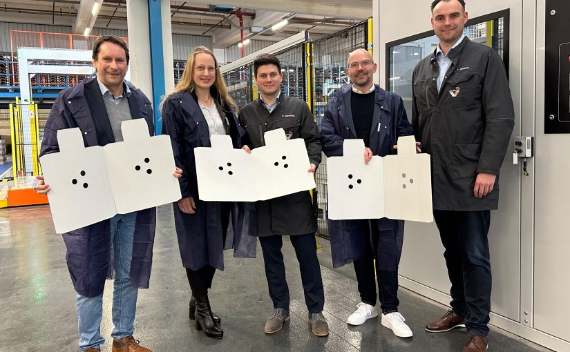 Samtgemeindebürgermeister Michael Bürgel (li.), Landrätin Anna Kebschull und WI-GOS-Geschäftsführer Peter Vahrenkamp (4. v. li.) bekamen bei einem Rundgang einen Einblick in die Produktion von Verpackungen. Geschäftsführender Gesell-schafter Nicholas Delkeskamp (Mitte) und Prokurist Thorsten Weissbeck informier-ten die Gäste über die aktuellen Herausforderungen (Foto: Sandra Joachim-Meyer)