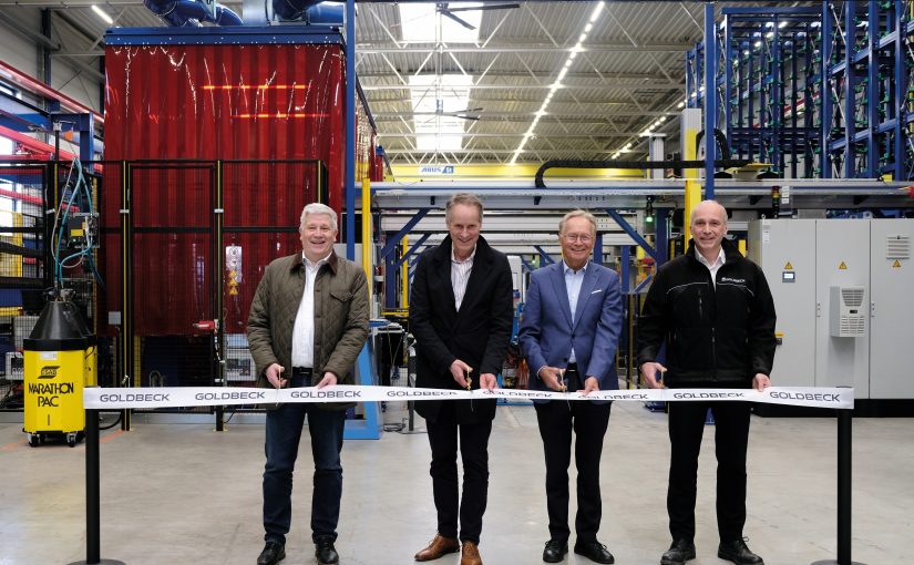 (v. l. n. r.) Axel Kronsbein (Werksleiter Bielefeld), Jörg-Uwe Goldbeck (Geschäftsführender Gesellschafter), Ortwin Gold-beck (Goldbeck-Gründer) und Dr. Wulf Härtel (Geschäftsführer Goldbeck Bauelemente Bielefeld GmbH) durchschnitten ge-meinsam das Band bei der Einweihungsfeier der Halle 6 in Bielefeld am 07.03.2024. (Foto: Goldbeck GmbH)