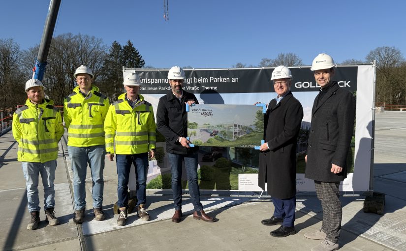 Freuen sich über das Richtfest des Parkhauses der VitaSol Therme: (v.l.) Bauleiter Stephan Lemmen, Projektleiter Tim Peitzmeier, Verkaufsingenieur Jochen Tacke von Goldbeck, der Geschäftsführer VitaSol Therme Pete Bayer, der Geschäftsführer der Kannewischer Collection Dr. Stefan Kannewischer und Andreas Isenbeck Leiter der Goldbeck-Niederlassung Bielefeld. (Foto: GOLDBECK GmbH, VitaSol Therme GmbH)