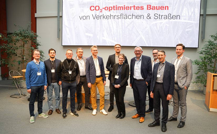 Die Referenten von links nach rechts (Foto 02): Marc Fricke, Aerogel-it GmbH, Giorgio Ponte, ecoLocked GmbH, Frank Albrecht, B2SQUARE GmbH, Axel Preuß, CarStorCon Technologies GmbH, Prof. Dr.-Ing. Heiko Meinen, Mark Gieseke, Gieseke GmbH, Sandra Weigel, Bundesanstalt für Materialforschung und -prüfung (BAM), Prof. Dr.-Ing. Hans-Hermann Weßelborg, Stephan Harnischfeger, aspha-min GmbH, Michael Bieder, HeideHanf, Jonas Varga, Ecopals GmbH (Foto: Gieseke mbH)