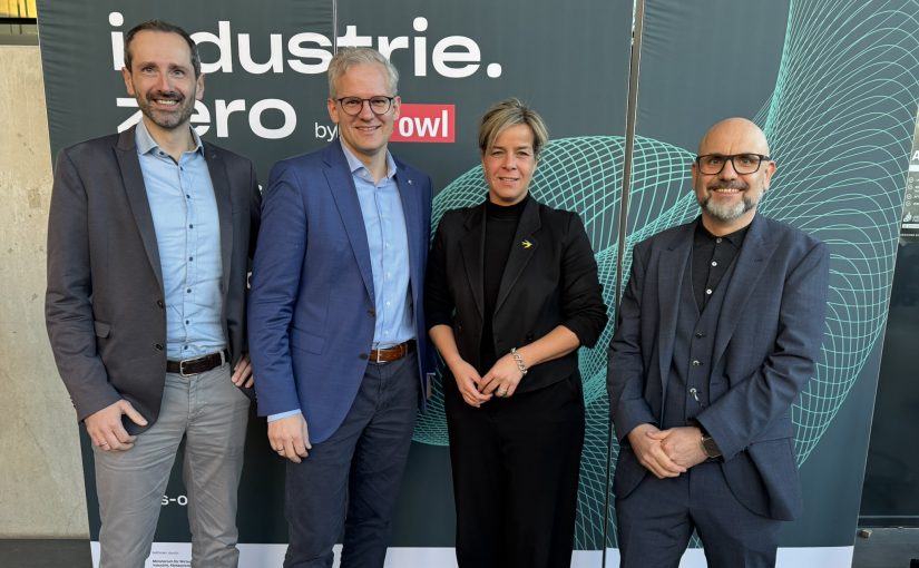 (v.l.n.r) Alexander Boschmann, Technologieentwickler bei Weidmüller, Dr. Sebastian Durst, Vorstandsvorsitzender der Weidmüller Gruppe, Mona Neubaur, Ministerin für Wirtschaft, Industrie, Klimaschutz und Energie des Landes Nordrhein-Westfalen, und Mark Edler, Leiter des Bereichs Global Environment, Health and Safety bei Weidmüller, bei der Veranstaltung zur Übergabe des Förderbescheids an die GoProZero-Projektbeteiligten. (Foto: Weidmüller)