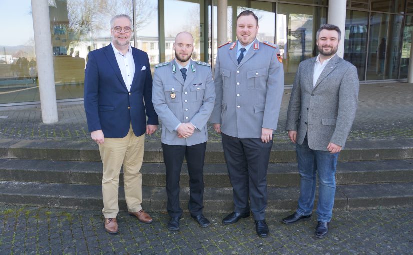 (v. l. n. r.): Heiko Jucks (Schulleiter), Hauptmann Mario Kappe, Hauptmann Robin Lintemeier, Christian Hellwig (Foto: HANSE-Berufskolleg)