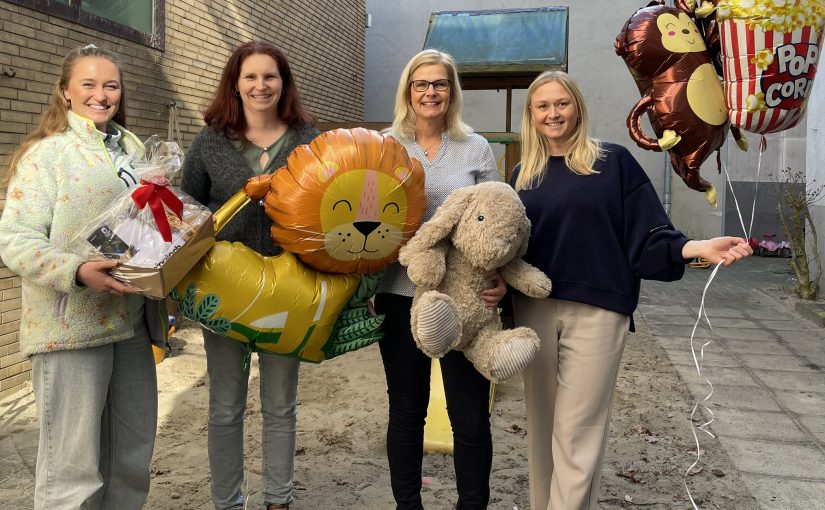 Anlässlich des Internationalen Frauentages übergaben die Fiege-Mitarbeiterinnen Viktoria Peltzer (l.), Claudia Elschen-Bartz (2.v.r.) und Justina Wintermann (r.) Kino- und Zoogutscheine im Wert von 400 Euro an Sonja Havers (2.v.l.), Leiterin des Frauenhauses in Rheine. (Foto: Fiege)