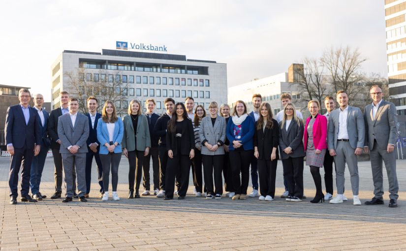 Ein beeindruckendes Bild vom erfolgreichen Volksbank-Nachwuchs: (v.li.) Michael Deitert (Co-Vorstandsvorsitzender), Thomas Mühlhausen (Vorstand), Finn Kruse, Michael Rajski, Robin Ginzel, Pia Intveen, Julia Himmerich, Alexander Penner, Moritz Solfrian, Aylin Cetin, Julian Kasch, Joelle Bröker, Luisa Kuchenbecker Emely Stoltenberg, Ann-Christin Pakendorf, Leo Wülner, Maxine Prange, Frederik Baum, Lily Tölle, Kirstin Stülb (Teamleitung Talentmanagement), Christoph Kühn (Mitarbeiter Talentmangement), Florian Richter (Spezialist Talentmanagement), Oliver Ohm (Vorstand) (Foto: Volksbank)