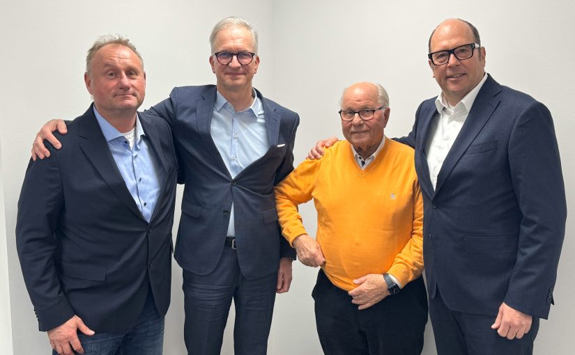 v. l.): Ralf Fahnenschreiber, Rosier Geschäftsführer Marc Heinen, Peter Fahnenschreiber und Heinrich Rosier, geschäftsführender Gesellschafter der Rosier-Gruppe bei der Vertragsunterzeichnung. (Foto: ROSIER)