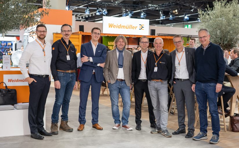 v.l.n.r: Sebastian Stelzer, Group Lead Product Management Industrial Ethernet (Weidmüller); Jeroen Wijnands, Manager OT Security Netherlands (Orange Cyberdefense); Leon Theis, Sales Manager (Orange Cyberdefense); Ralf Czekalla, Head of Business Development (Orange Cyberdefense); Dr. Björn Griese, Head of Product Security (Weidmüller); Marcel Hulsen, Enterprise Security Architect (Orange Cyberdefense); Dr. Thomas Bürger, Executive Vice President Automation Products and Solutions (Weidmüller) und Klaas Wijbenga, Automation Sales Engineer (Weidmüller) verkünden die strategische Partnerschaft auf der SPS in Nürnberg (Foto: Weidmüller)